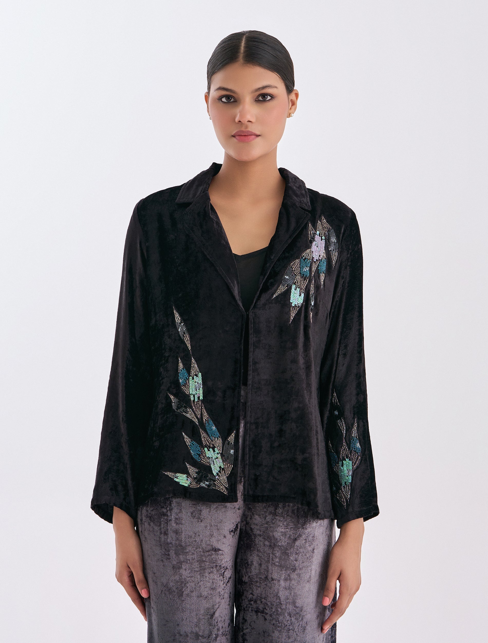 طقم سهرة بنطلون أسود بأبيض مخملي راقي
Women's suit in black and white velvet