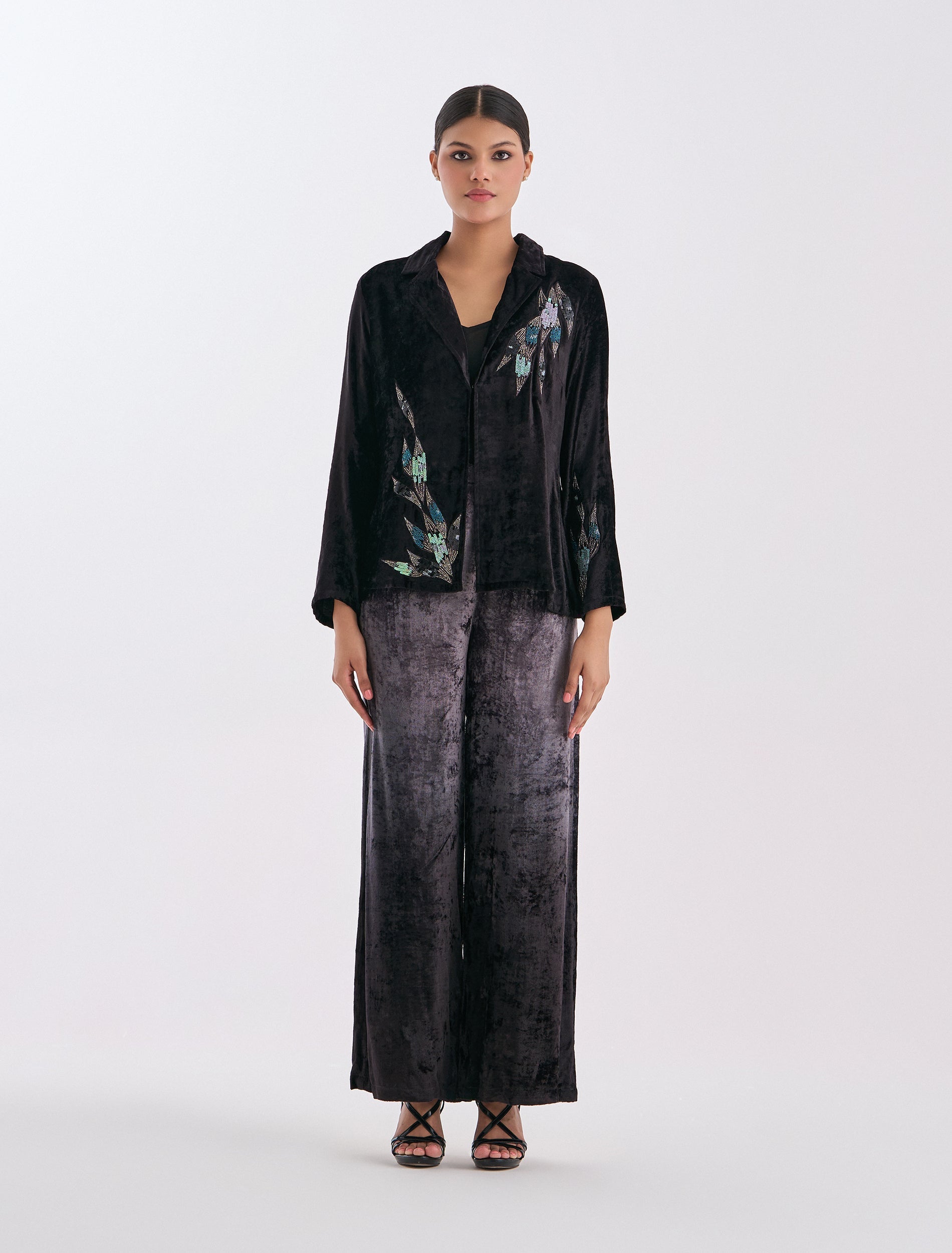 طقم مخمل نسائي لون أسود سهرات من شالكي
Velvet winter outfit in black for evenings from Shalky