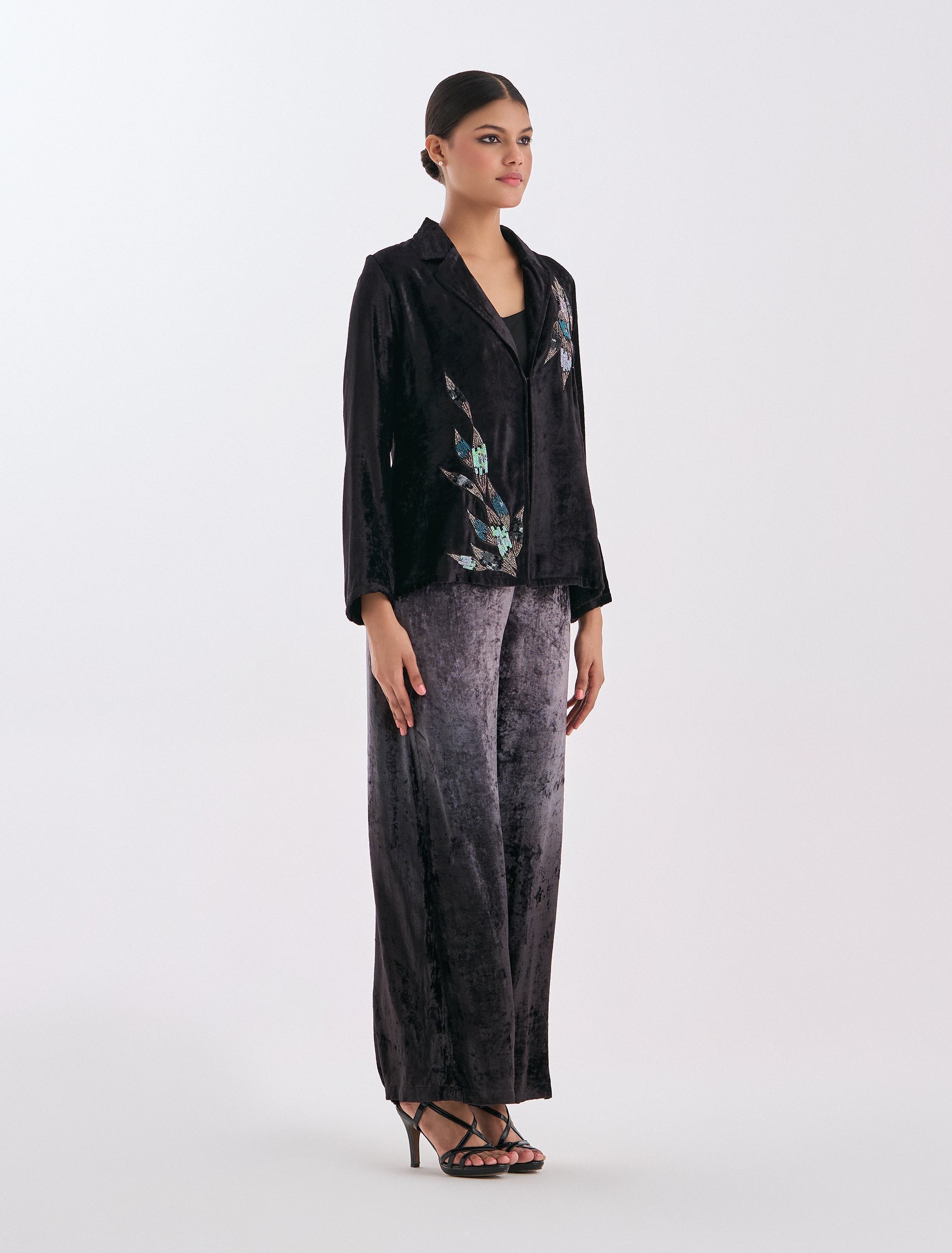 طقم قطعتين نسائي سهرات مخملي ناعم من شالكي
Velvet Two-piece set for women from Shalky