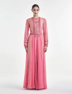 فستان سهرة كم طويل بلون زهري مطرز بتطريزات ذهبية
Pink long-sleeve dress with gold embroidery