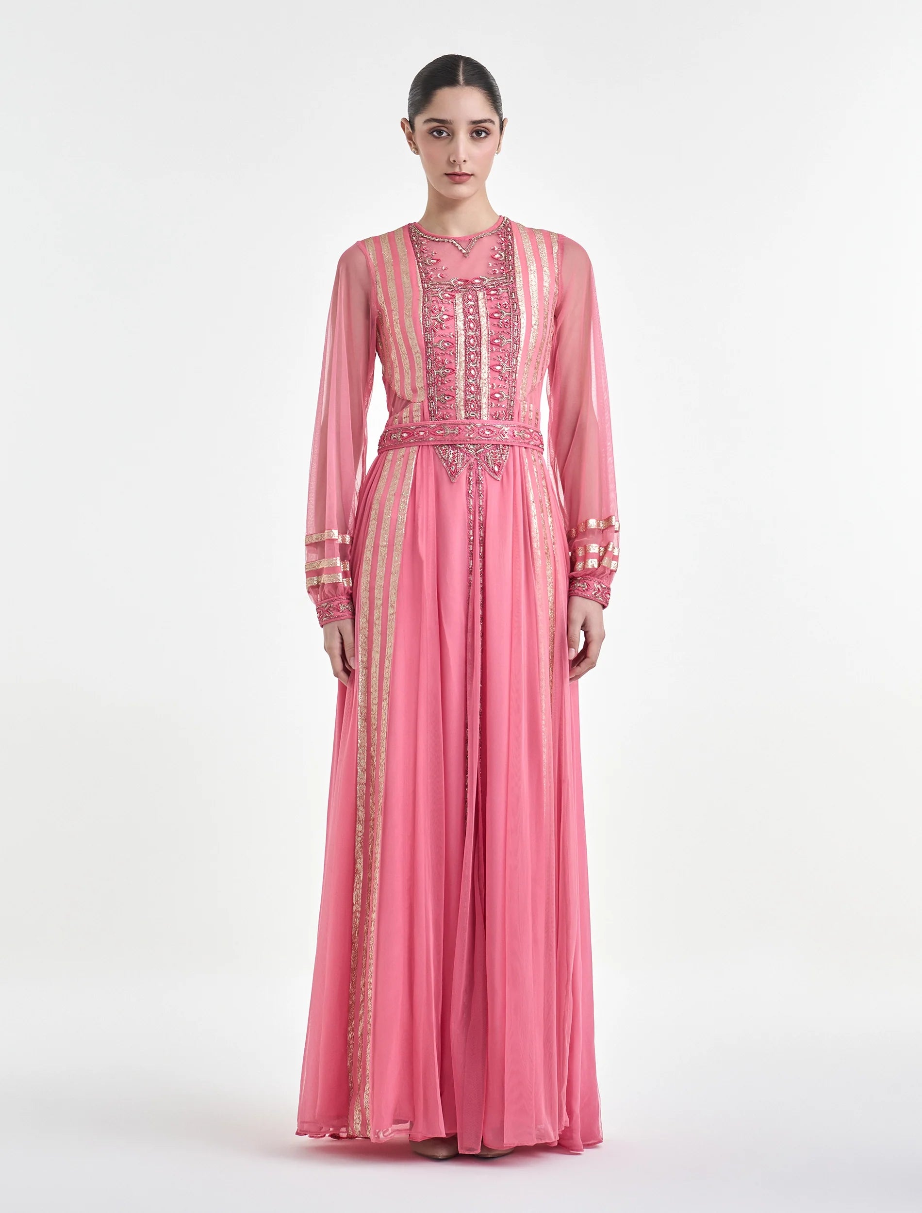 فستان سهرة كم طويل بلون زهري مطرز بتطريزات ذهبية
Pink long-sleeve dress with gold embroidery