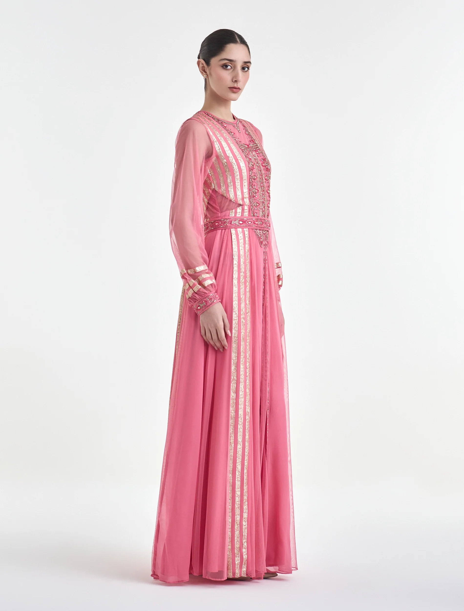 فستان بكم طويل مطرز بتطريزات ذهبية يدوية
Long-sleeve dress with gold hand embroidery