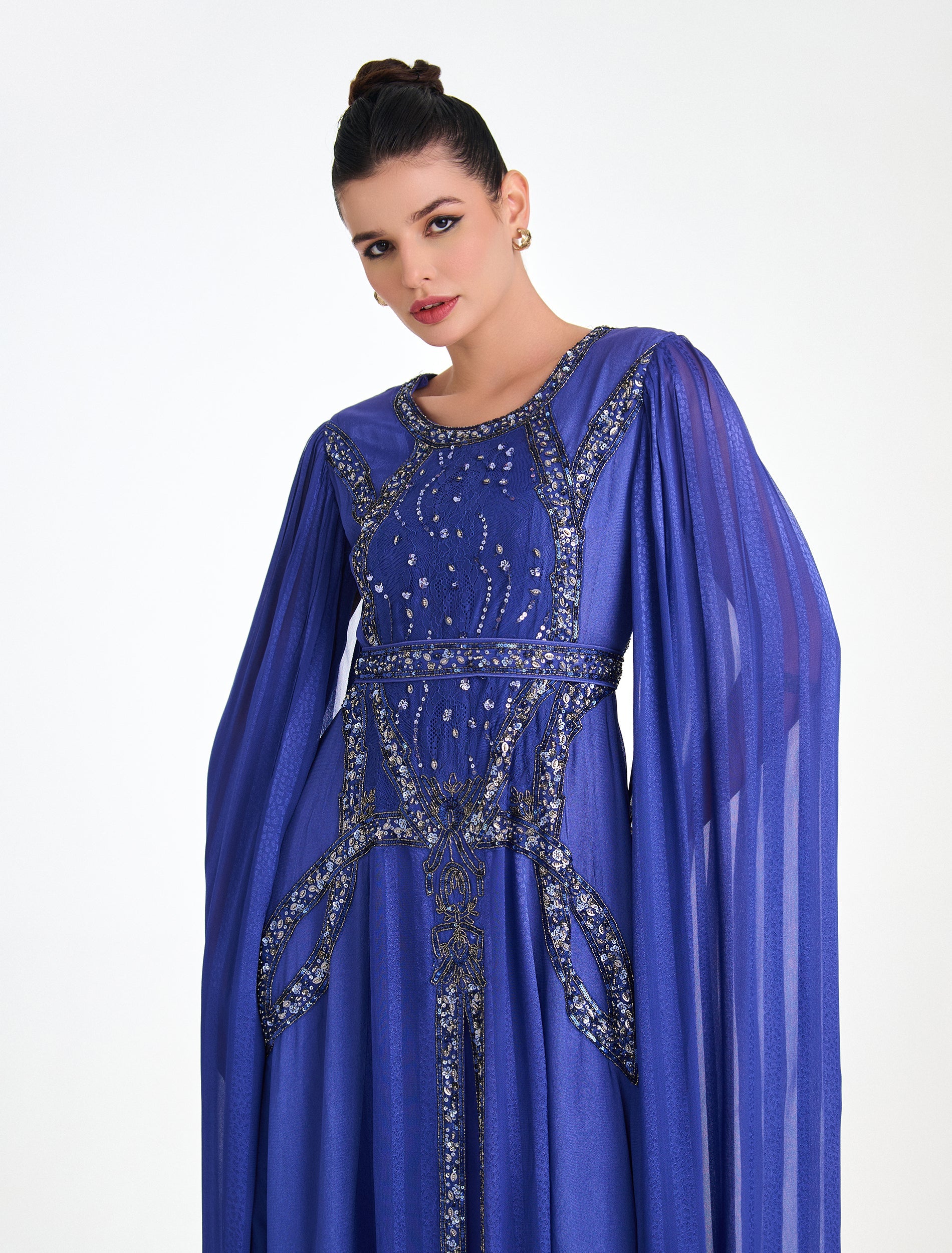 فستان ازرق نيلي بتطريزات لامعة