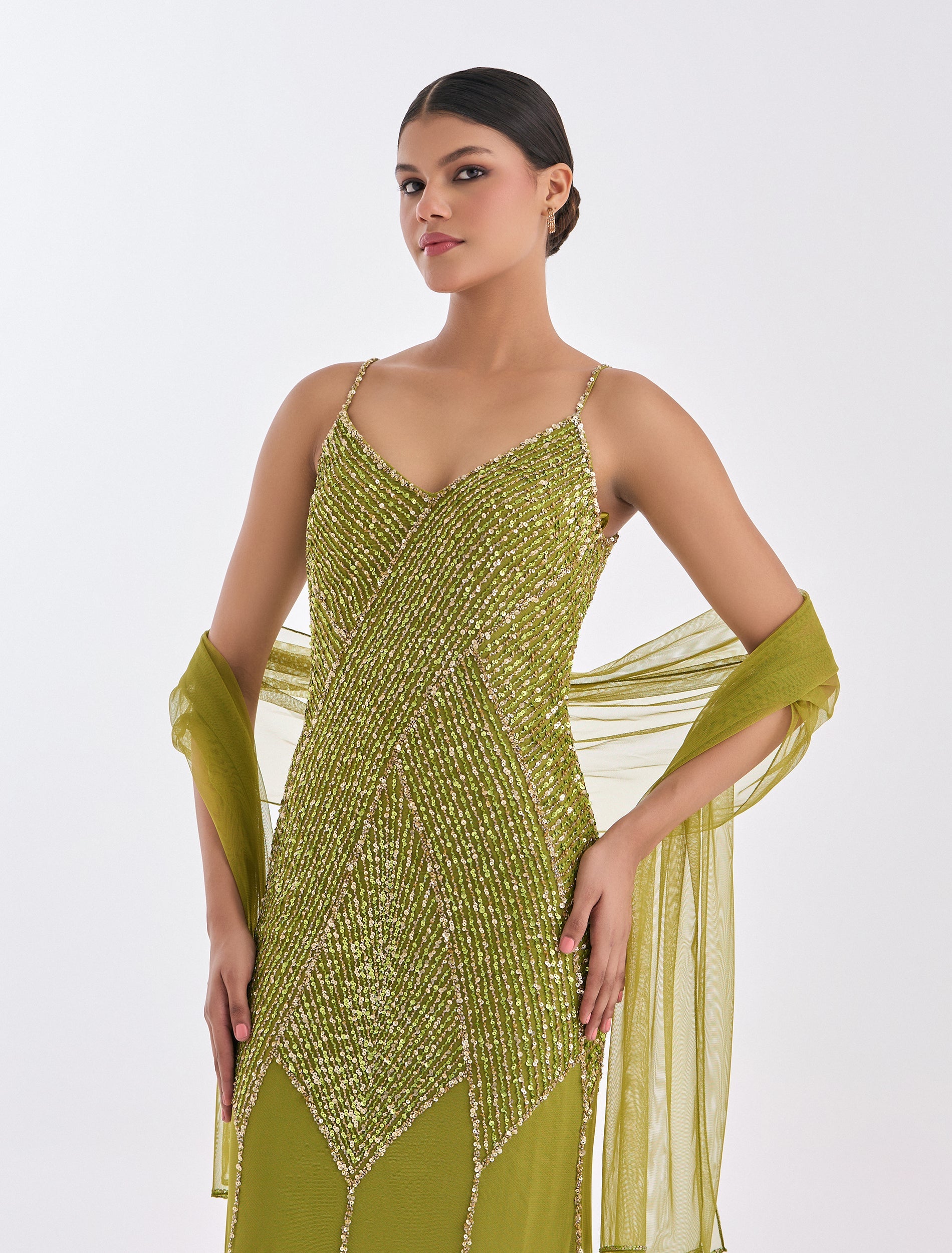 فستان سهرة ليموني بتطريز يدوي لامع
long lemon dress  with shimmering embroidery
